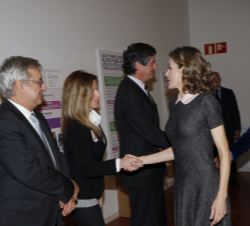 Su Majestad la Reina saluda a los ponentes y colaboradores del Congreso