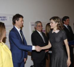 Su Majestad la Reina saluda a los ponentes y colaboradores del Congreso