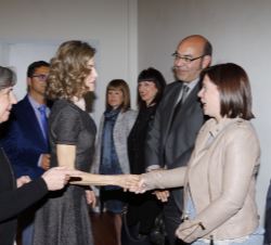 Su Majestad la Reina saluda a los ponentes y colaboradores del Congreso