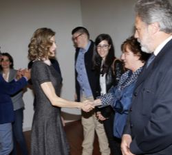 Su Majestad la Reina saluda a los ponentes y colaboradores del Congreso