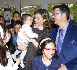 La Reina y el presidente de FEDER, con un grupo de niños