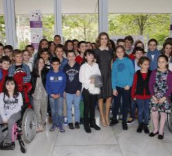 Doña Letizia, con un grupo de jóvenes participantes en el congreso