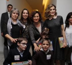 La Reina, con un grupo de participantes en el congreso
