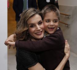 Doña Letizia, con uno de los niños que participaban en el congreso