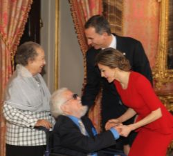 Su Majestad la Reina en presencia de Su Majestad el Rey recibe el saludo del premio Miguel de Cervantes 2015, Fernando del Paso
