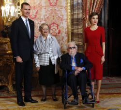 Fotografía de grupo de Sus Majestades los Reyes con Fernando del Paso, premio Miguel de Cervantes 2015, que estuvo acompañado por su esposa