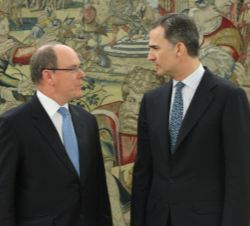Su Majestad el Rey conversa con Su Alteza Serenísima el Príncipe Alberto II de Mónaco
