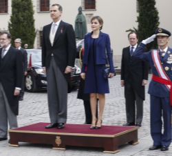 Sus Majestades los Reyes a su llegada a la Universidad de Alcalá de Henares reciben honores militares
