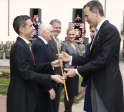 Su Majestad el Rey recibe el bastón de mando de manos del alcalde de Alcalá de Henares, Javier Rodríguez