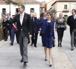 Sus Majestades los Reyes saludan a las personas que les recibían a su llegada a la Universidad de Alcalá de Henares