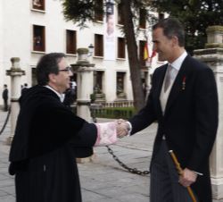 Su Majestad el Rey recibe el saludo del rector magnífico de la Universidad de Alcalá de Henares, Fernando Galván