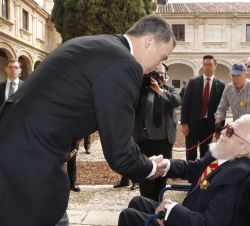 Su Majestad el Rey recibe el saludo del galardonado, Fernando del Paso