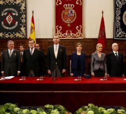 Sus Majestades los Reyes en la mesa presidencial durante la interpretación del Himno Nacional