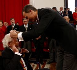 El escritor, Fernando del Paso, recibe de manos de Su Majestad el Rey la Medalla del Premio "Miguel de Cervantes"