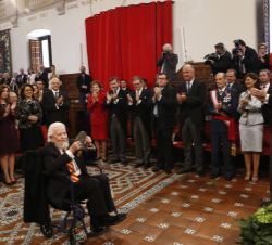 El escritor, Fernando del Paso, tras recibir de manos de Su Majestad el Rey la escultura del Premio "Miguel de Cervantes"