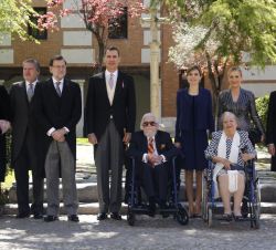 Fotografía de grupo de Sus Majetsades los Reyes con el galardonado, su esposa y las autoridades