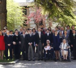 Fotografía de grupo de Sus Majetsades los Reyes con el premiado, su familia y las autoridades