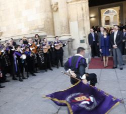 Sus Majestades los Reyes a su salida del Paraninfo durante la actuación de la Tuna de la Universidad de Alcalá