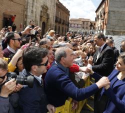 Sus Majestades los Reyes saludan a las personas que les esperaban a la salida de la Universidad de Alcalá