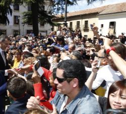 Sus Majestades los Reyes saludan a las personas que les esperaban a la salida de la Universidad de Alcalá