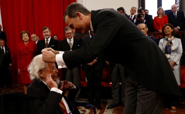 El escritor, Fernando del Paso, recibe de manos de Su Majestad el Rey la Medalla del Premio "Miguel de Cervantes"
