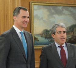 Su Majestad el Rey con el representante designado por Democràcia i Llibertat. Convergència. Demòcrates. Reagrupament (DL), Francesc Homs i Molist