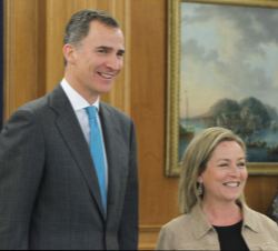 Su Majestad el Rey con la representante de Coalición Canaria-Partido Nacionalista Canario (CCa-PNC), Ana María Oramas González-Moro