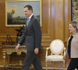 Su Majestad el Rey con la representante de Coalición Canaria-Partido Nacionalista Canario (CCa-PNC), Ana María Oramas González-Moro 