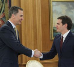Su Majestad el Rey recibe el saludo del representante designado por Ciudadanos-Partido de la Ciudadanía (C's), Albert Rivera Díaz
