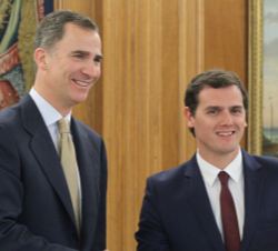 Su Majestad el Rey con el representante designado por Ciudadanos-Partido de la Ciudadanía (C's), Albert Rivera Díaz