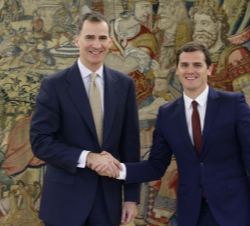 Su Majestad el Rey con el representante designado por Ciudadanos-Partido de la Ciudadanía (C's), Albert Rivera Díaz