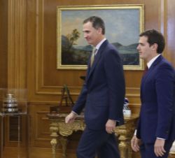 Su Majestad el Rey con el representante designado por Ciudadanos-Partido de la Ciudadanía (C's), Albert Rivera Díaz