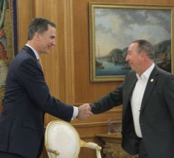 Su Majestad el Rey recibe el saludo del representante designado por Compromís-Podemos-És el Moment (PODEMOS-COMPROMÍS), Joan Baldoví Roda