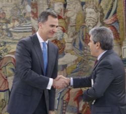 Su Majestad el Rey recibe el saludo del representante designado por Democràcia i Llibertat. Convergència. Demòcrates. Reagrupament (DL), Francesc Homs