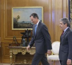 Su Majestad el Rey con el representante designado por Democràcia i Llibertat. Convergència. Demòcrates. Reagrupament (DL), Francesc Homs i Molist