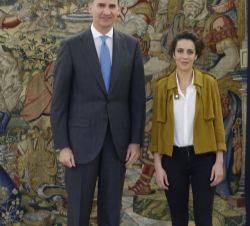Su Majestad el Rey con la representante designada por Podemos-En Marea-Anova-EU, Alexandra Fernández Gómez