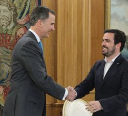 Su Majestad el Rey recibe el saludo del representante de Izquierda Unida - Unidad Popular en Común, Alberto Garzón Espinosa