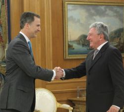Su Majestad el Rey recibe el saludo del representante de Nueva Canarias (NCa), Pedro Quevedo Iturbe