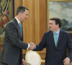 Su Majestad el Rey recibe el saludo del representante de Euzko Alderdi Jeltzalea-Partido Nacionalista Vasco (EAJ-PNV), Aitor Esteban Bravo