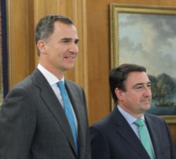 Su Majestad el Rey con el representante de Euzko Alderdi Jeltzalea-Partido Nacionalista Vasco (EAJ-PNV), Aitor Esteban Bravo