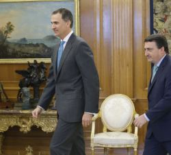 Su Majestad el Rey con el representante de Euzko Alderdi Jeltzalea-Partido Nacionalista Vasco (EAJ-PNV), Aitor Esteban Bravo