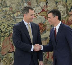 Su Majestad el Rey recibe el saludo del representante designado por Partido Socialista Obrero Español (PSOE), Pedro Sánchez Pérez-Castejón