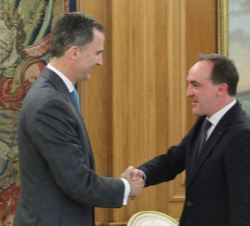Su Majestad el Rey recibe el saludo del representante de Unión del Pueblo Navarro (UPN), Javier Esparza Abaurrea