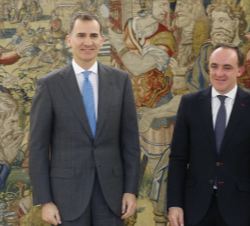 Su Majestad el Rey con el representante de Unión del Pueblo Navarro (UPN), Javier Esparza Abaurrea