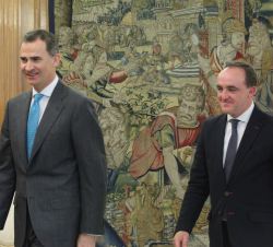 Su Majestad el Rey con el representante de Unión del Pueblo Navarro (UPN), Javier Esparza Abaurrea