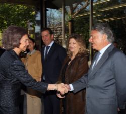 Doña Sofía recibe el saludo del presidente de Mutua Madrileña Automovilista, Ignacio Garralda, en presencia de las personalidades que la recibieron a 