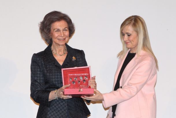 La presidenta de la Comunidad de Madrid entrega el premio "Excelente de España" a Su Majestad la Reina Doña Sofía