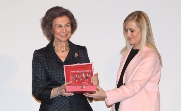 La presidenta de la Comunidad de Madrid entrega el premio "Excelente de España" a Su Majestad la Reina Doña Sofía