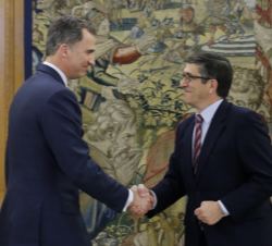 Su Majestad el Rey recibe el saludo del presidente del Congreso de los Diputados, Patxi López, tras finalizar la tercera ronda de contactos con los re