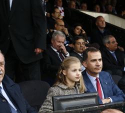 Su Majestad el Rey y Su Alteza Real la Princesa de Asturias en el palco del Estadio Vicente Calderón, acompañados por el presidente del Club Atlético 